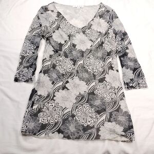 CAbi women's v neck short sleeved top size Large